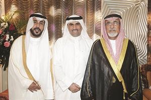 الزميل مفرح الشمري يتوسط شقيقه الاكبر تركي وابنه سالم والد المعرسين﻿