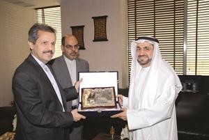 دفاضل صفر مقدما درعا تذكارية الى السفير روح الله قهرماني جابك
