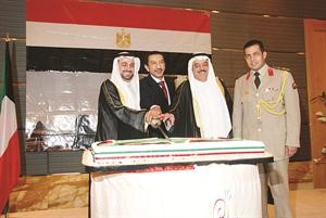 دفاضل صفر ومحمد الكندري يشاركان السفير المصري قطع كعكة الحفل بحضور العقيد اشرف بركات﻿