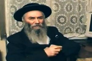 الحاخام خلال الفيديو

