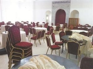 الطاولات كما تم توزيعها في صحن المسجد﻿