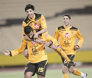 فرحة الشمالي بهدف سعود المجمد في احدى المباريات﻿