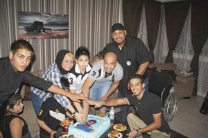 جانب من الاحتفال بنجاح العملية الجراحية لعبدالعزيز البلوشي﻿