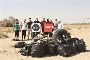 عدد من المتطوعين بعد الانتهاء من جمع النفايات﻿
