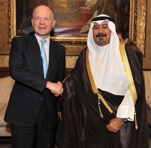 الشيخ دمحمد الصباح خلال لقائه وليام هيغ