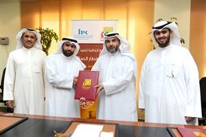 جمال الشطي ومحمد الجلاهمة بعد توقيع الاتفاق
