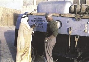 الشيخ فهد السالم رحمه الله بجوار سيارة رايش