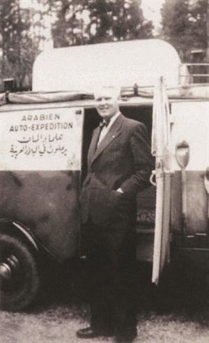 رايش بجوار سيارته التي زار بها الكويت عام 1952
