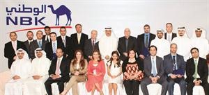 الادارة العليا لبنك الكويت الوطني في لقطة جماعية مع الخريجين الجدد
