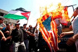 اردنيون يحروقون العلم الاميركي خلال تظاهرة في عمان امس اپ