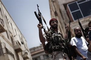 ثوار ليبيون في في وسط بنغازي	رويترز﻿