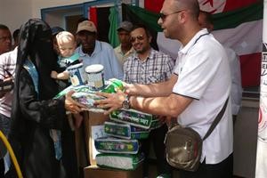 توزيع حليب الاطفال ومواد الاغاثة على اللاجئين الليبيين

