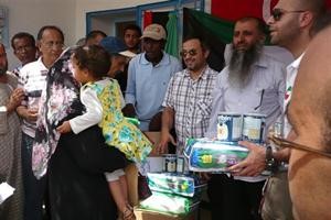 جانب من توزيع المساعدات على اللاجئين الليبيين
