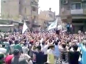 صورة عن الانترنت للمتظاهرين في دير الزور رويترز
