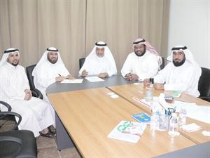 محمد العتيبي وعدنان الحداد خلال توقيع العقد
