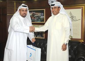 احد زوار المسجد الكبير يتسلم مطبوعات برقان