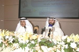 علي الزبيد متحدثا خلال الحلقة النقاشية وبجانبه سالم العويد	كرم ذياب﻿