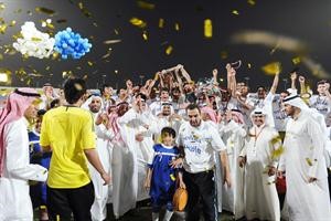 مدير قطاع الناشئين نواف الشمري ومجلس الادارة يحتفلون بالفوز بالثنائية﻿