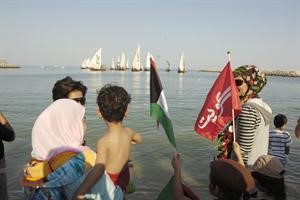 الاهالي في استقبال سفن الغوص لدى عودتها من الرحلة 	قاسم باشا﻿