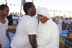 قبلة على راس النوخذة خليفة الراشد من احد الشباب المشاركين في الرحلة﻿