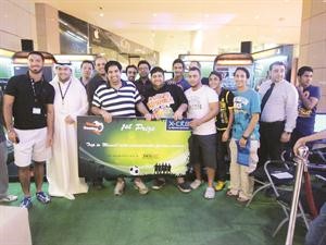الفائز بالجائزة الاولى محتفلا وسط المشاركين
