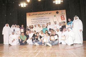 متعب المهنا وكاملة العياد وسليمان الخزامي يتوسطون المنتسبين في الورش المسرحية 	كرم ذياب﻿