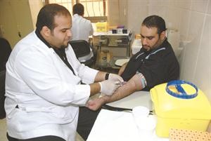بداية سحب عينة دم من احد المرضى