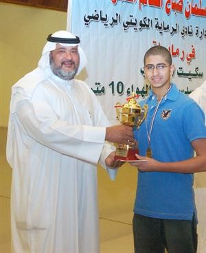محمد الغربة يكرم احد اللاعبين