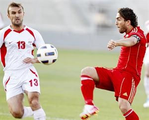 فراس الخطيب في كرة مشتركة مع لاعب طاجكستان	 افپ﻿