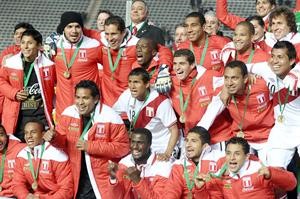 الميداليات البرونزية تزين اعناق لاعبي منتخب بيرو افپ
