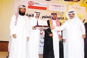 الشيخ احمد الصباح ود سليمان شمس الدين ودحمد السنان يكرمون مشاركا﻿