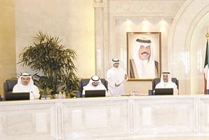 رئيس مجلس الوزراء بالانابة الشيخ جابر المبارك مترئسا الجلسة ويبدو الشيخ دمحمد الصباح وعلي الراشد خلال جلسة مجلس الوزراء﻿