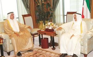 صاحب السمو الامير الشيخ صباح الاحمد اثناء استقباله عبدالله الرومي
