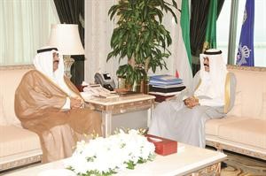 سمو ولي العهد الشيخ نواف الاحمد خلال استقباله الشيخ مشعل الاحمد
