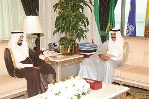 سمو ولي العهد خلال استقباله الشيخ علي الجابر
