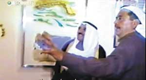 صاحب السمو الامير الشيخ صباح الاحمد يستمع لشرح عن المشروع منالعم خالد يوسف المرزوق - رحمه الله – ﻿