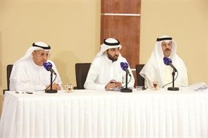 المذيع نادر كرم يتوسط وكيل التلفزيون علي الريس ومدير ادارة الانتاج بندر المطيري في المؤتمر الصحافي قاسم باشا