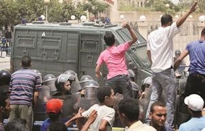  وذوو الضحايا يرشقون سيارة الترحيلات بالحجارة