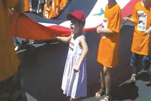 صورة ماخوذة عن الانترنت لطفلة سورية خلال مشاركتها بمظاهرة معارضة في مدريد﻿
