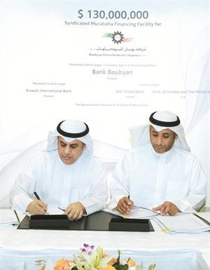 عادل الماجد ودبوس الدبوس خلال توقيع الاتفاقية ﻿