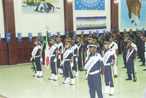 الخريجون خلال طابور العرض﻿