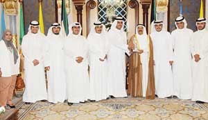 صاحب السمو الامير الشيخ صباح الاحمد يتسلم درعا تذكارية من وفد اتحاد الطلبة فرع الولايات المتحدة
