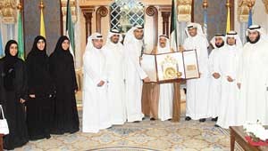 صاحب السمو الامير الشيخ صباح الاحمد يتسلم درعا تذكارية من وفد اتحاد طلبة الجامعة
