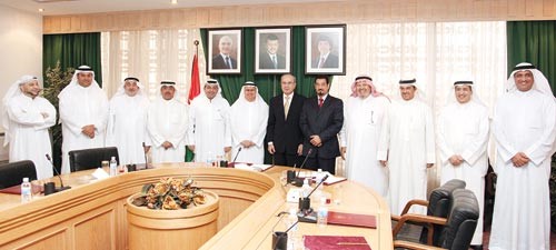 رئيس مجلس الاعيان الاردني طاهر المصري مستقبلا الزملاء رئيس جمعية الصحافيين احمد بهبهاني ورئيس التحرير يوسف خالد المرزوق ونائب رئيس التحرير عدنان الراشد واعضاء الوفد الصحافيبحضور سفيرنا في الاردن دحمد الدعيج
