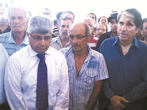 ابوسليم وزغلول ونجل الفقيد خلال الجنازة 