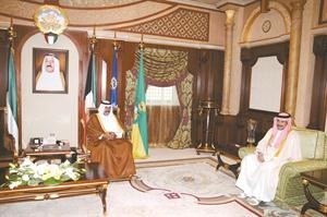 سمو ولي العهد الشيخ نواف الاحمد مستقبلا الشيخ مبارك الدعيج﻿
