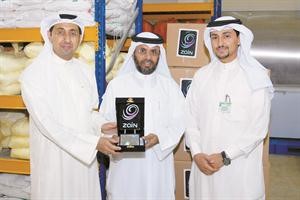 عبدالله الجدعان يقدم درعا الى محمد العجمي وعايد الشمري