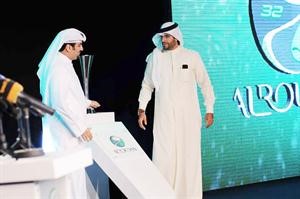 الروضان يتسلم الكاس من عبدالله الفارس﻿