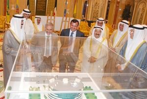 صاحب السمو الامير وسمو ولي العهد يستمعان الى شرح من دهلال الساير عن مستشفى الكويت للكلى
