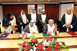 الشيخ دمحمد الصباح ويوسف بن علوي خلال توقيع احدى مذكرات التفاهم﻿